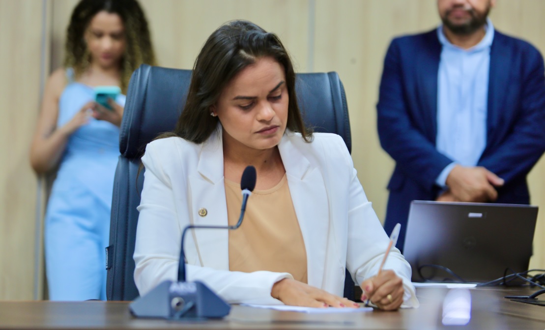 Dra. Taíssa protocola PL 662/24 para garantir acesso fácil aos contatos de unidades de saúde no site da Sesau